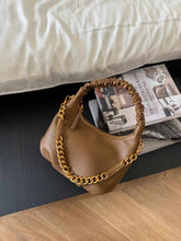 قيبة يد نسائية لون هافان صغيرة الحجم بها سلسلة ذهبي - KSA